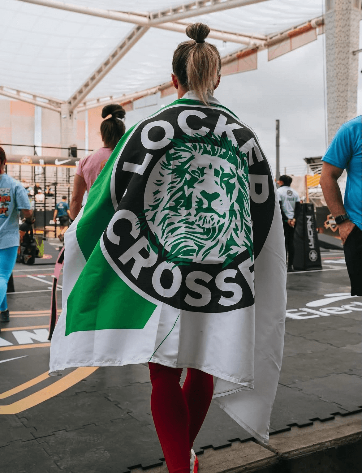 Atleta da LCKR em competição com a bandeira do time