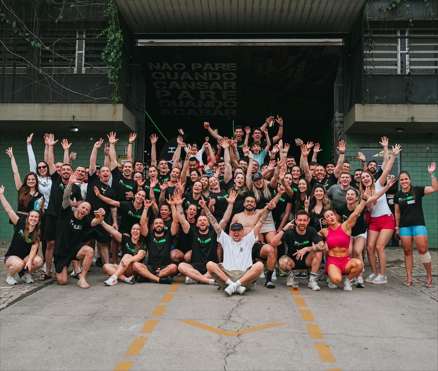 Comunidade LCKR reunida dentro do box